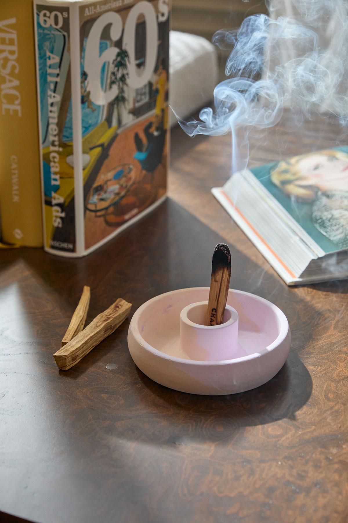 Beton Palo Santo Tütsülük Turuncu Lila yakın çekim - Chappal