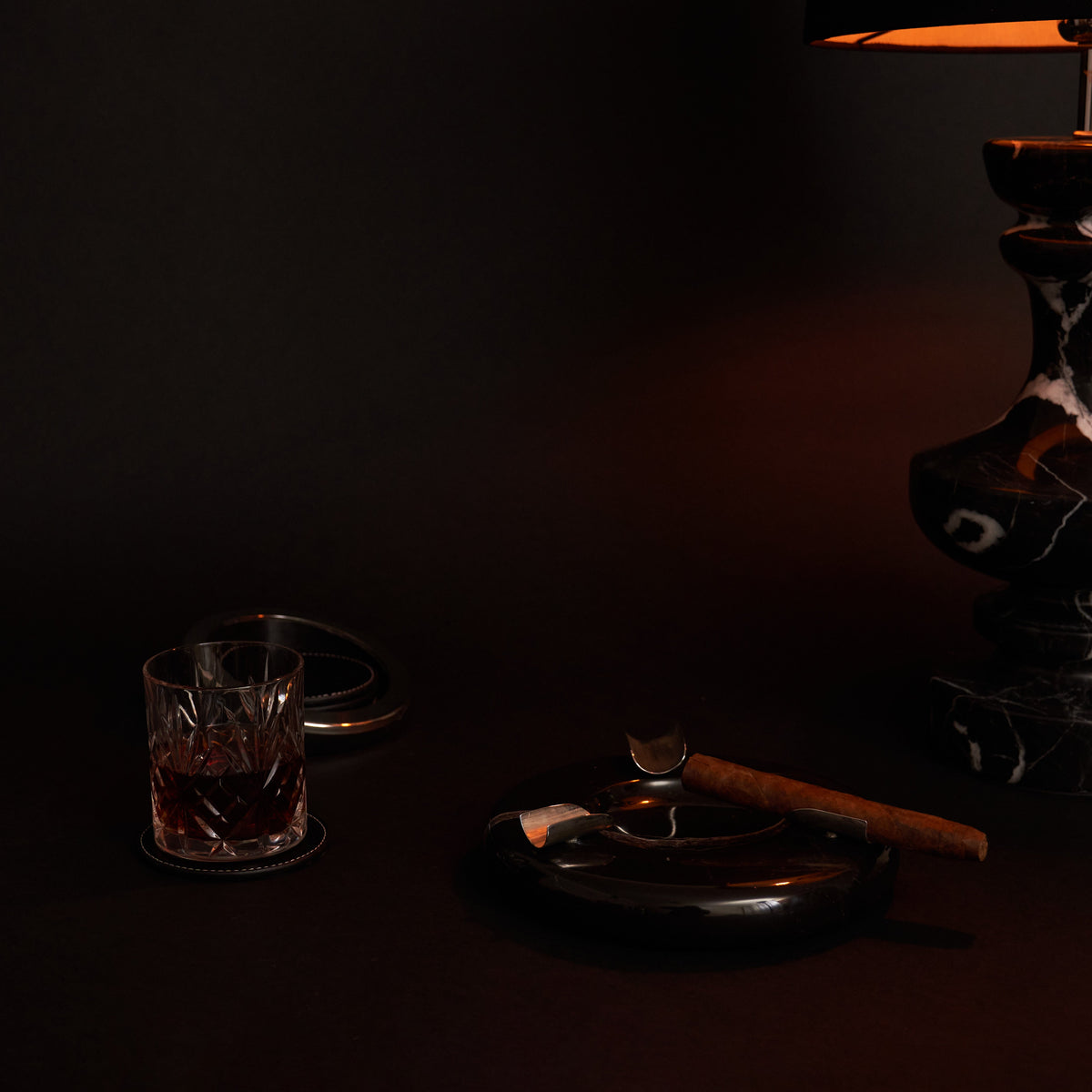 Trilogia Toro Puro Küllüğü – mermer küllüğün loş masa düzeninde görünümü