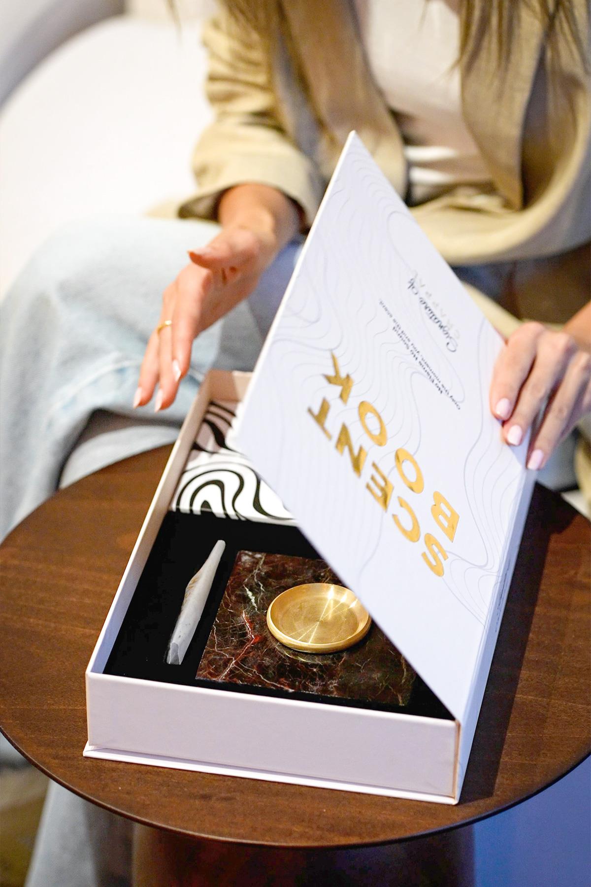 Scent Book Signature lifestyle - Chappal